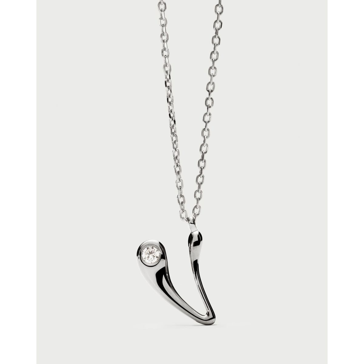 Strieborný náhrdelník s písmenom V